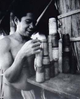  Indigeno hanunóo di Mindoro (Filippine) che mostra una serie di contenitori iscritti con testi poetici. Foto Dario Novellino