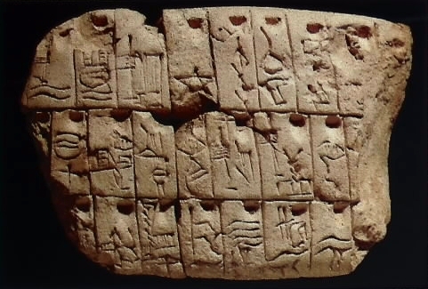  Tavoletta di argilla incisa del periodo Uruk IV (circa 3000 a,C.), probabilmente una lista di nomi. In questo primo grado di sviluppo della scrittura cuneifurme, molti dei segni sono ancora disegnati pittograﬁcamente e riproducono oggetti d'uso quotidiano. © British Museum, Dept. Western Asiatic Antiquitles 116625, London