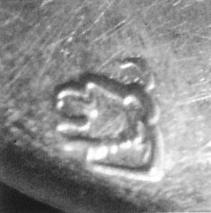 fíg.5 - testa di leone di profilo a sinistra (II titolo)