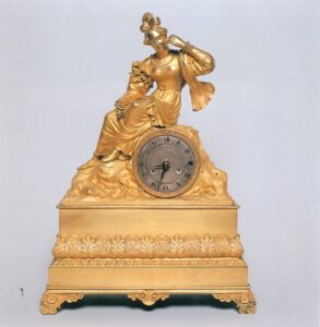 Tav. 38 - orologio con figura femminile